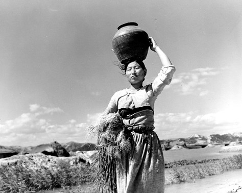idp_woman_fleeing_pohang_south_korea_in_195017-october-1950-displaced-korean-war